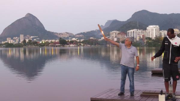 Diretor de Remo Joaquim Oliveira soltando fogos na Sede da Lagoa