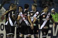 Jogadores comemoram gol de Rodrigo