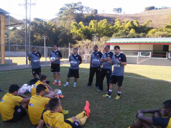 Sorato conversa com elenco antes do treinamento
