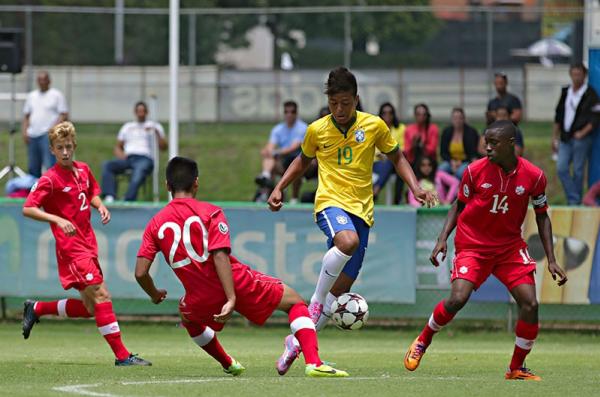Evander Ferreira em ao pela Seleo sub-17