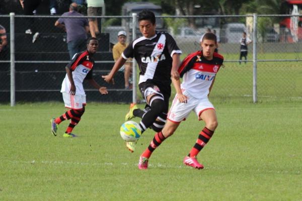 Evander em ao pela equipe juvenil do Vasco