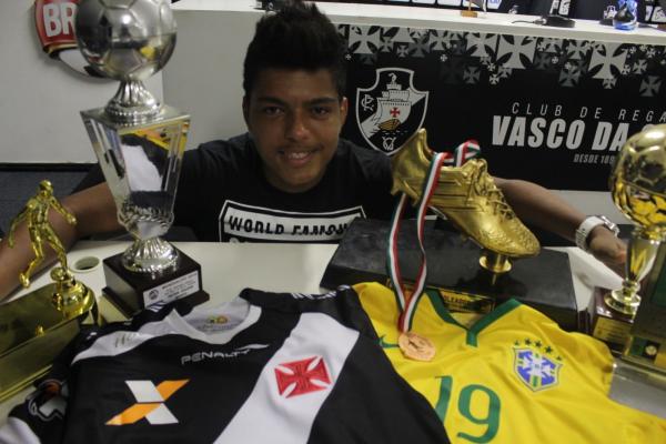 Evander posa com trofus conquistados ao longo da carreira