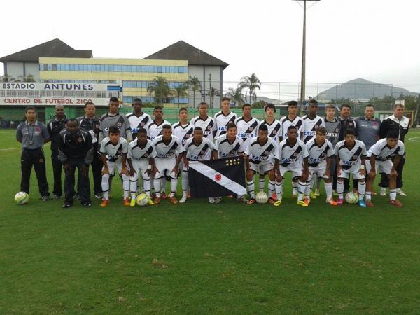 Elenco vascano posou para foto antes da estreia