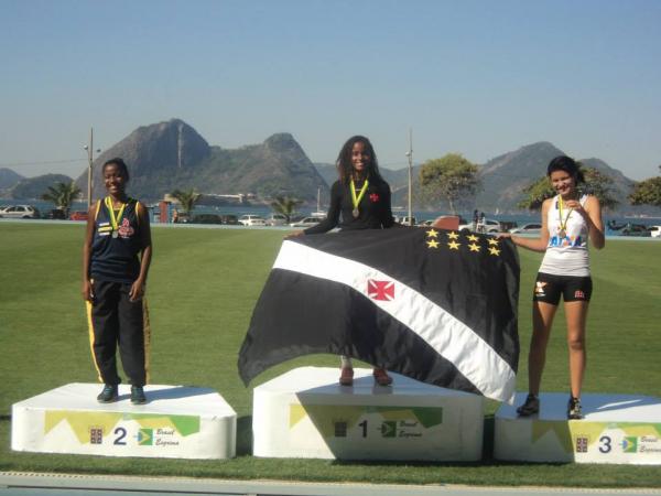 Maria Vitria (centro) e Sheron Cambraia brilharam no salto triplo