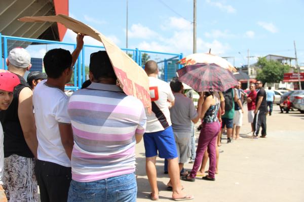 Torcedores enfrentaram forte sol para comprar ingressos