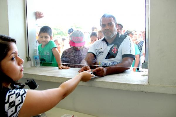 Torcedores compareceram ao primeiro dia de vendas dos ingressos