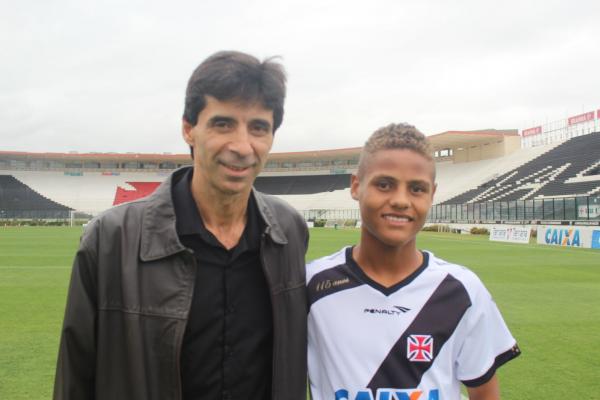 Mauro Galvo ao lado do lateral Joo Pedro