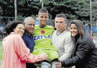 Famlia unida: a av Nilsa, o av, o padrasto Paulo Henrique e a me erguem Joo Pedro