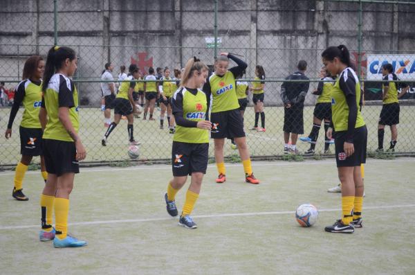 Elenco adulto durante treinamento na Colina Histrica