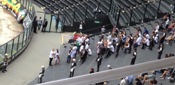 Membros de organizada pr-Eurico so separados por um cordo de isolamento da PM