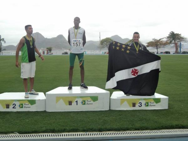 Jonathan Mendes terminou em terceiro nos 400 metros rasos