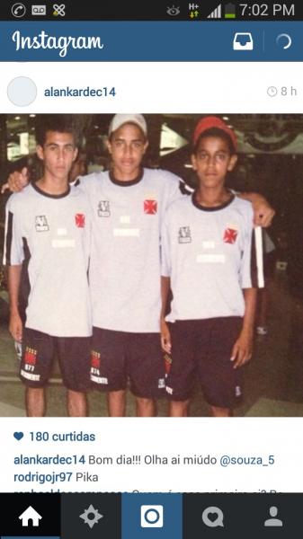 Alan Kardec, de bon branco, e Souza, de bon vermelho, na base do Vasco