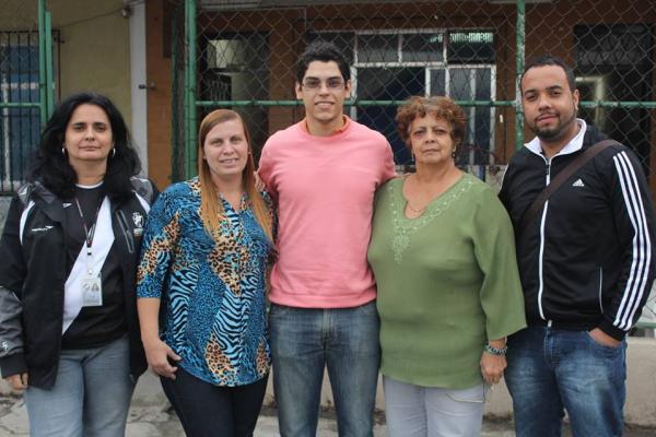 Professora Juliana, professora Valesca, Rafael Coutinho, diretora Cristina e professor Carlos Herdy