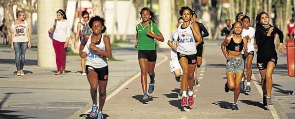 Persistncia. Sem equipamento nem pista de atletismo, jovens treinam em ruas e praas depois de o governo do estado fechar o Estdio Clio de Barros, no Complexo do Maracan