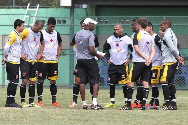 Jorge Luiz conversa com jogadores do elenco vascano