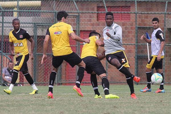Jogadores em ao durante treinamento no CFZ