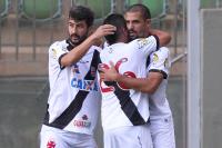 Jogadores comemoram gol de Douglas Silva