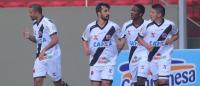 Jogadores comemoram gol de Douglas Silva
