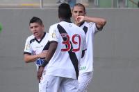 Jogadores comemoram gol de Douglas Silva