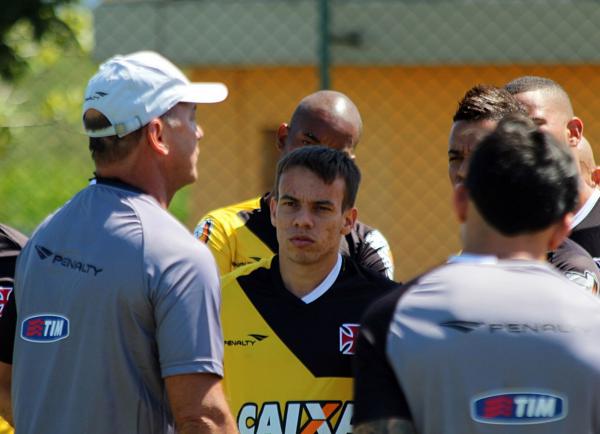 Jogadores escutam orientaes de Ronaldo Torres