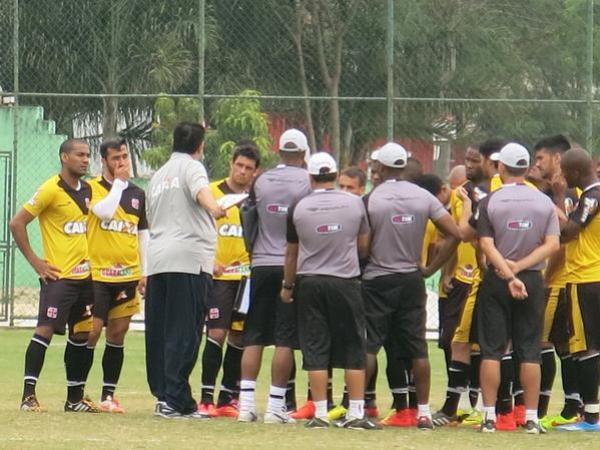Joel conversa com o elenco antes de o treino comear