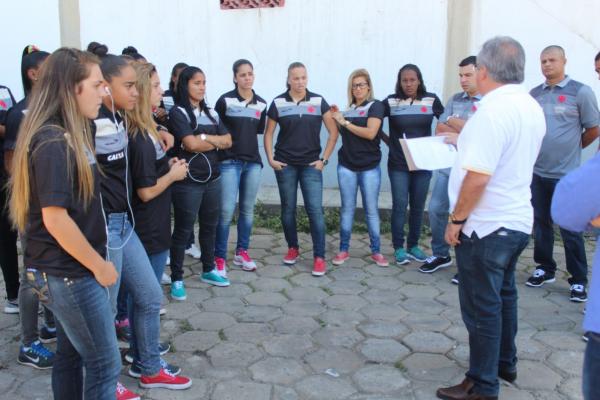 Jogadoras conversam com vice-presidente Francisco Vilanova antes da viagem