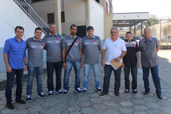 Comisso tcnica vascana posa com direo antes do embarque