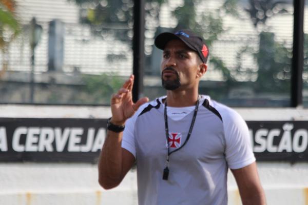 Luiz Paulo durante treino do time em So Janurio
