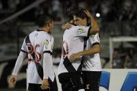 Jogadores comemoram gol de Maxi Rodriguez