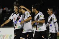 Jogadores comemoram gol de Maxi Rodriguez