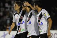 Jogadores comemoram gol de Maxi Rodriguez