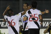 Jogadores comemoram gol de Rodrigo