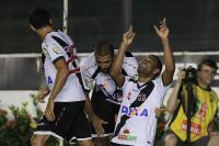Jogadores comemoram gol de Rodrigo