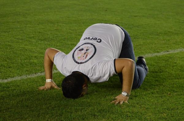 Felippe Ferreira beijou gramado aps marcar gol do meio-campo