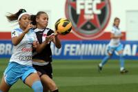 Zagueira Thaynara disputa bola com Byanca Brasil