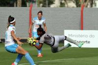 Goleira Dida fazendo uma boa defesa no Estdio Pedro Basso