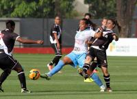 Rafaella Bastos disputa bola com jogadora do time adversrio