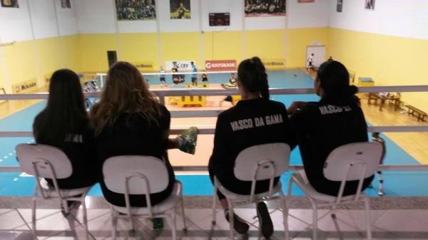 As atletas vascanas acompanharam o ltimo treino da seleo feminina de vlei