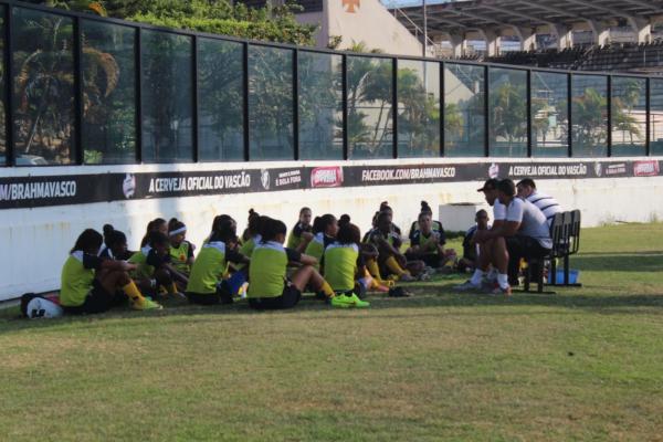 Comisso tcnica conversa com elenco antes do treino