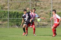 Guilherme Costa disputa bola com jogadores banguenses