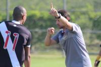 Sorato orientando Matheus Santana