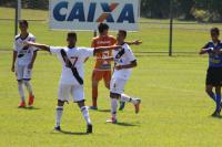 Douglas Nasscimento festeja gol com Netinho e Matheus Pet