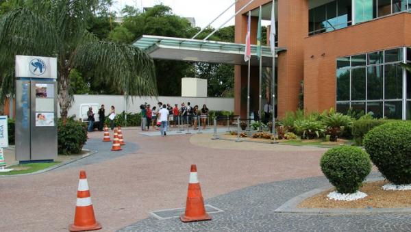 Tmida torcida do Vasco da Gama fez campana em frente do hotel onde time est hospeda em Manaus