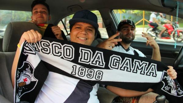 No interior do automvel, a empolgao de Rhaul era a mesma dos torcedores de fora