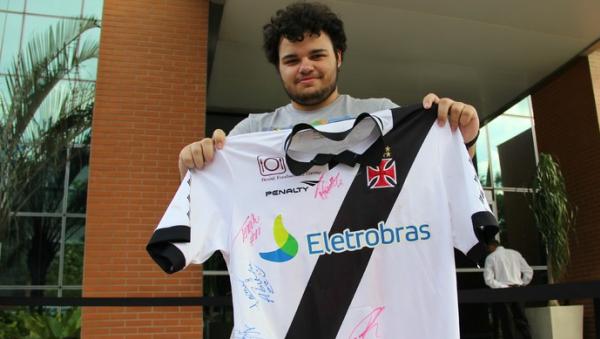 Lucas Rafael exibe orgulhoso os autgrafos at ento conseguidos