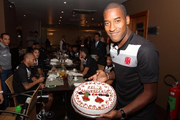 Edmlson mostra o seu bolo de aniversrio