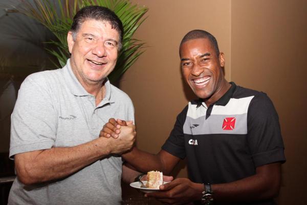 Edmlson presenteou o tcnico Joel Santana com o primeiro pedao do bolo