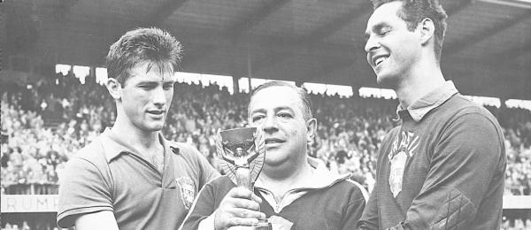 Campeo. Bellini ( esquerda) segura a Taa Jules Rimet aps a conquista do Mundial pelo Brasil em 1958: sintomas de demncia comearam h 18 anos e s agora foram bem compreendidos