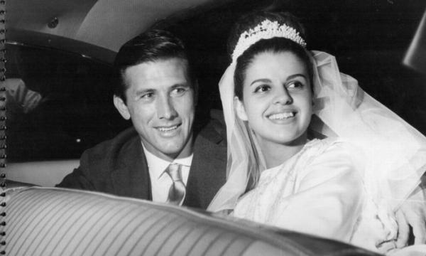 O zagueiro Bellini e a esposa Giselda no dia do casamento em 30 de janeiro de 1963