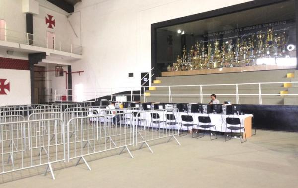 No primeiro dia, local do recadastramento em So Janurio ficou vazio